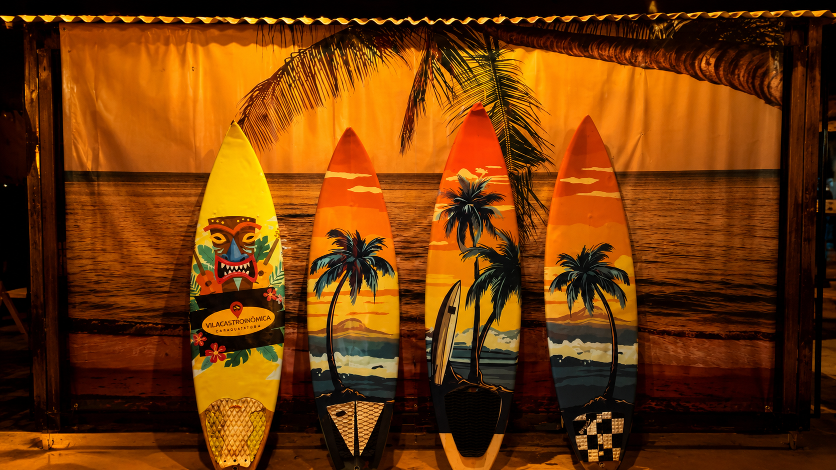Pranchas de surf decorativas na Vila Gastronômica Canasvieiras